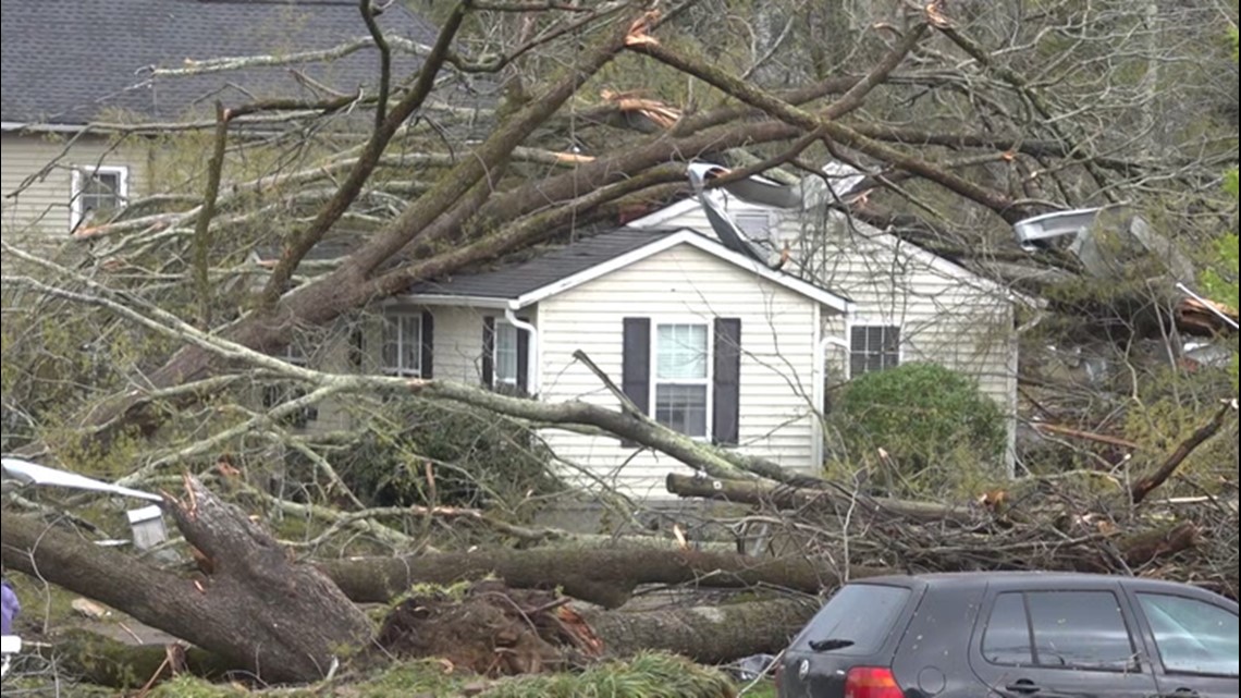 Residents Begin To Clean Up After Tornado Hits Newnan Ga Fox61 Com