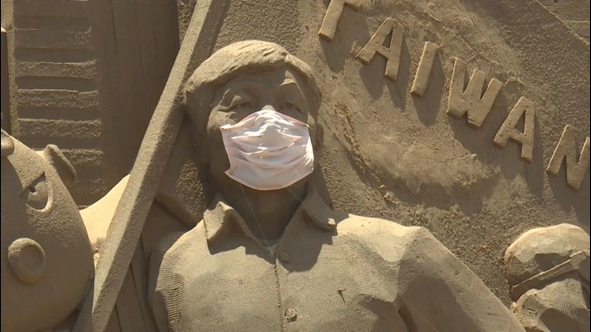 To kickstart domestic tourism, the face mask on a sand sculpture in Taipei, Taiwan, was removed on June 29 by the country's transportation and health ministers.