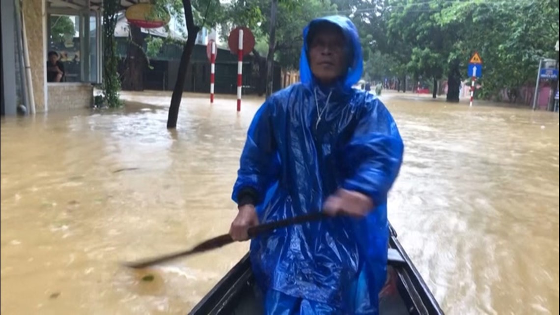 At least 18 dead as floods sweep through Vietnam | fox43.com