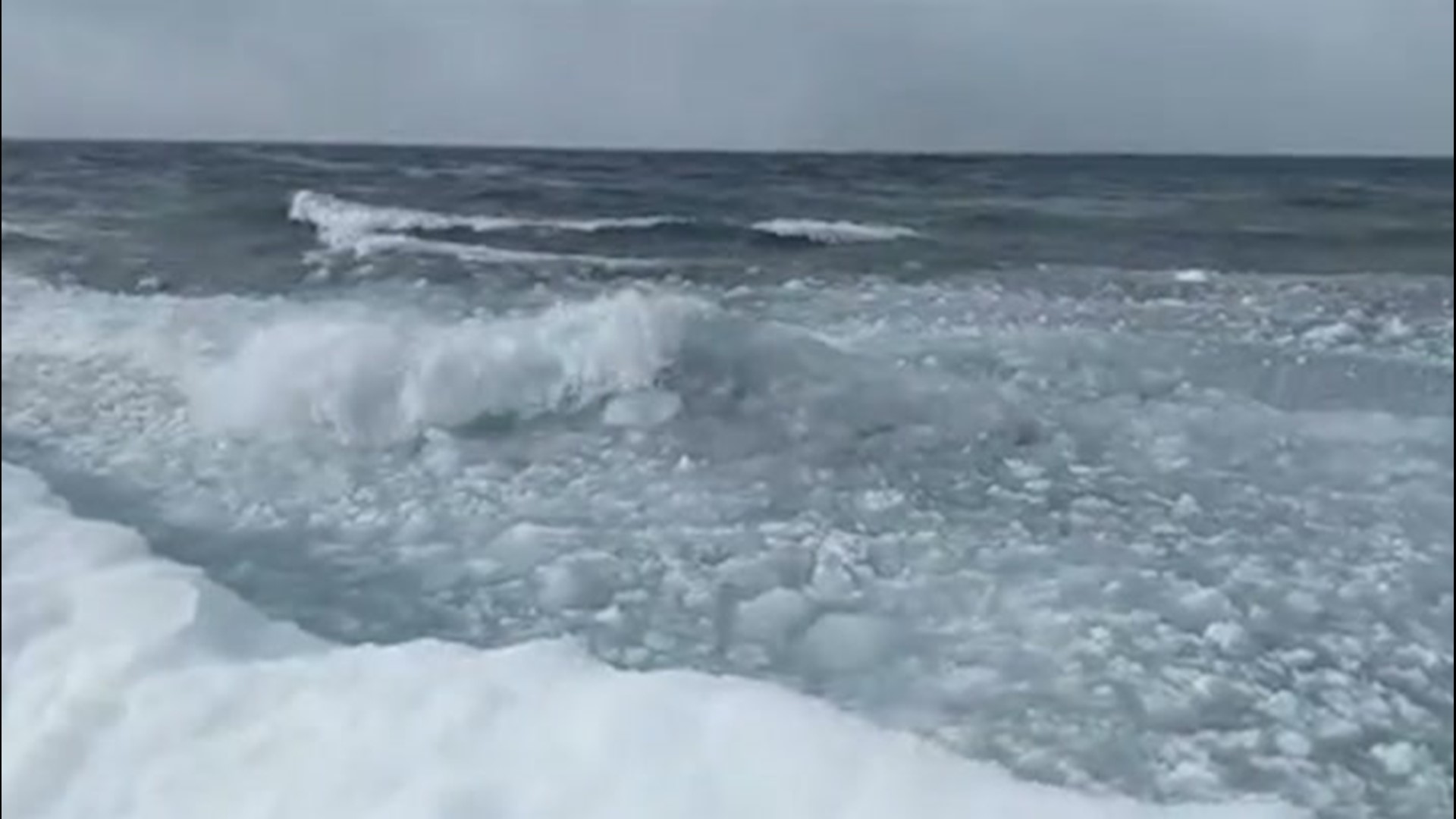 Icy Waves Crash On Lake Superior S Canadian Shore Weareiowa Com