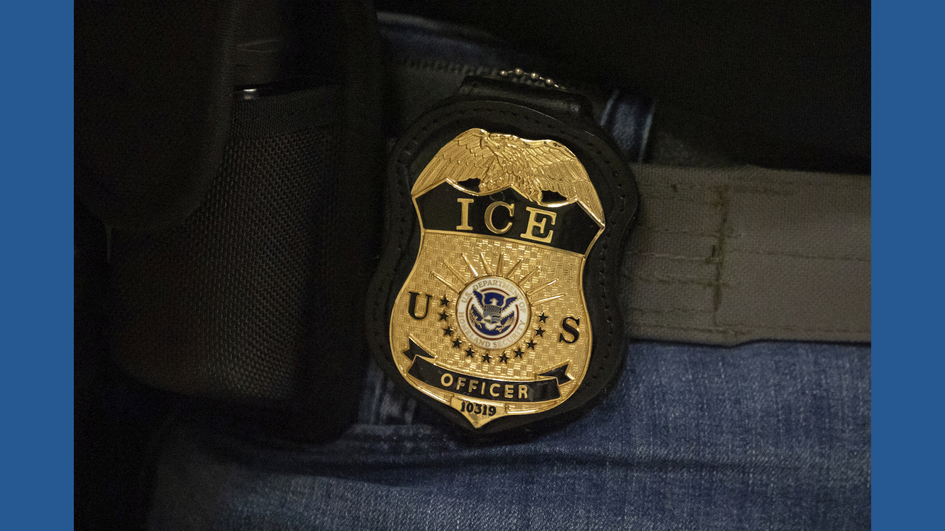 US immigration authorities arrest Spanish-language news reporter in ...