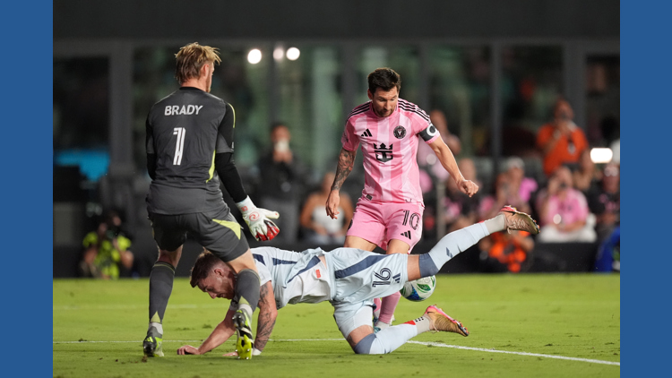 Fire withstand Suárez-led comeback and beat Inter Miami 5-3 to clinch 1st playoff berth since 2017