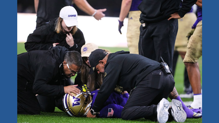 Washington WR Raiden Vines-Bright leaves game in ambulance after taking big hit