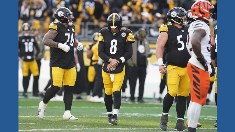 Aaron Rodgers to be evaluated after leaving Steelers' win over Bengals with left wrist injury