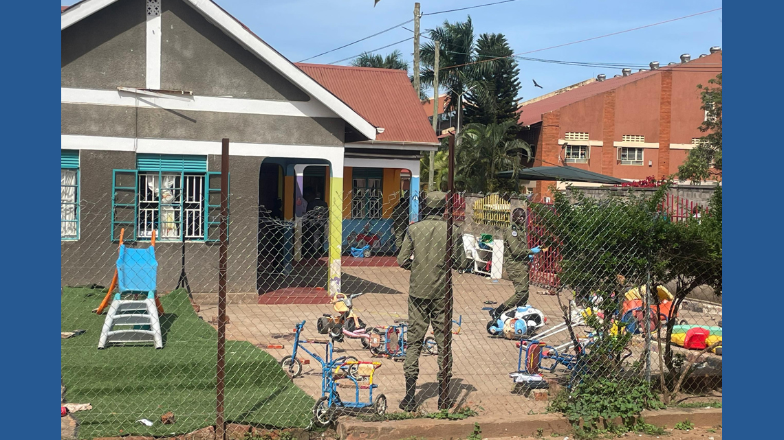 Persidangan di tenda menarik perhatian banyak orang saat Uganda memulai persidangan keliling untuk pria yang dituduh membunuh 4 anak