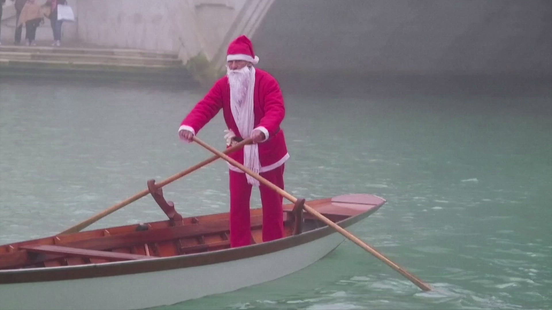 The Santas in Venice Italy took their cheer to the water for a Christmas Regatta. Buzz60's Keri Lumm has more.