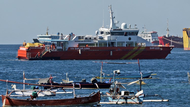 Indonesia navy declares lost sub sunk, all 53 aboard dead Indonesia navy declares lost sub sunk, all 53 aboard dead