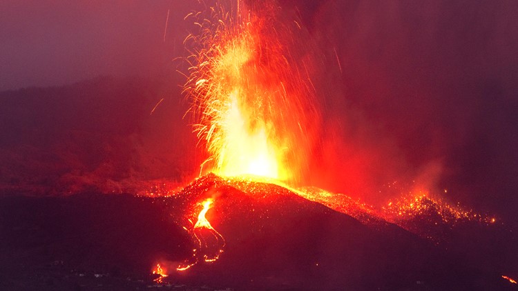 &lsquo;My whole life in a van&rsquo;: islanders flee Spanish volcano