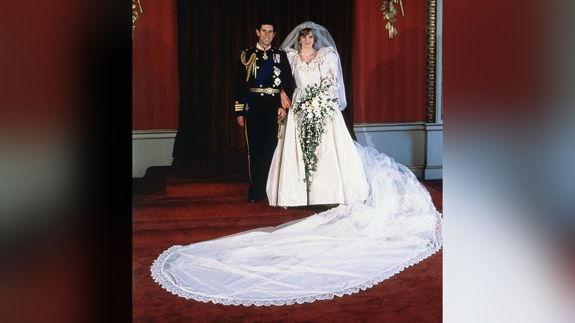 Princess Diana's wedding dress on ...