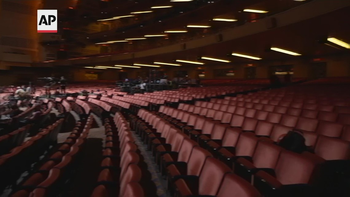 “发光”:爱莉安娜·德博斯在托尼奖颁奖典礼上的演讲