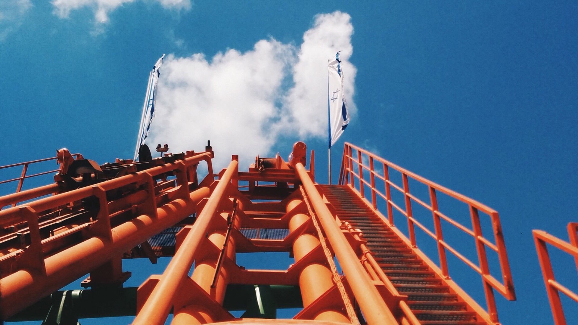 8 trapped upside down on Wisconsin roller coaster | weareiowa.com