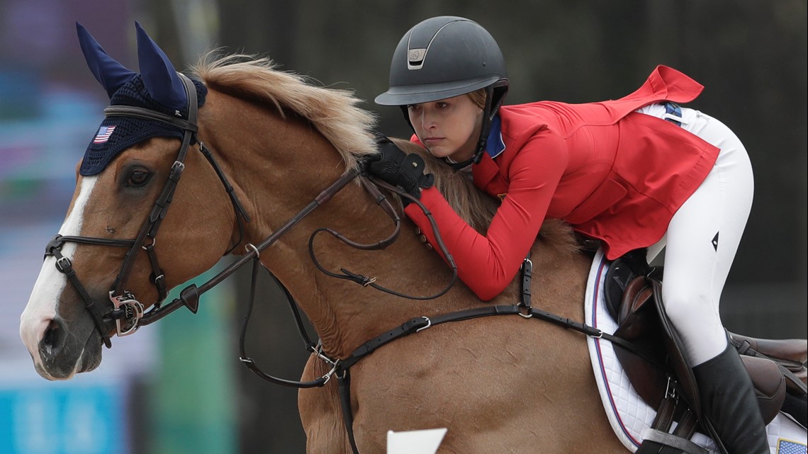 How is equestrian played?