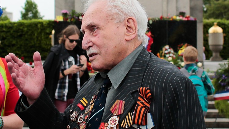 Last surviving Soviet soldier who liberated Auschwitz dies at 98 Last surviving Soviet soldier who liberated Auschwitz dies at 98