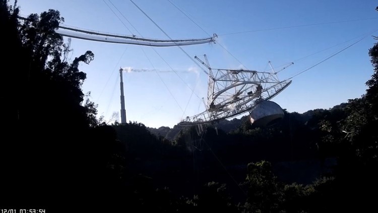 Video shows collapse of giant Arecibo observatory