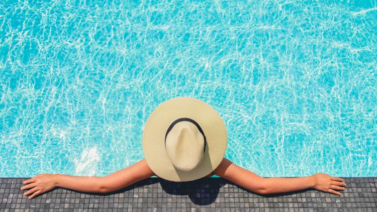 Sunshine, pool water and hydration: What your body needs this summer