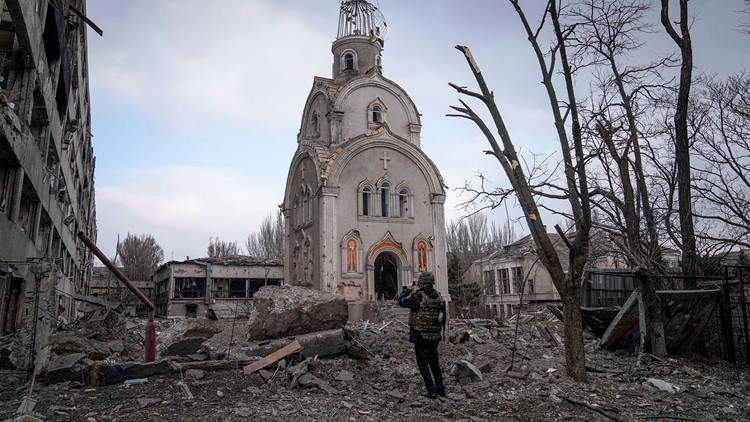 Russians move closer to control of Mariupol; Lviv residents get weapons training