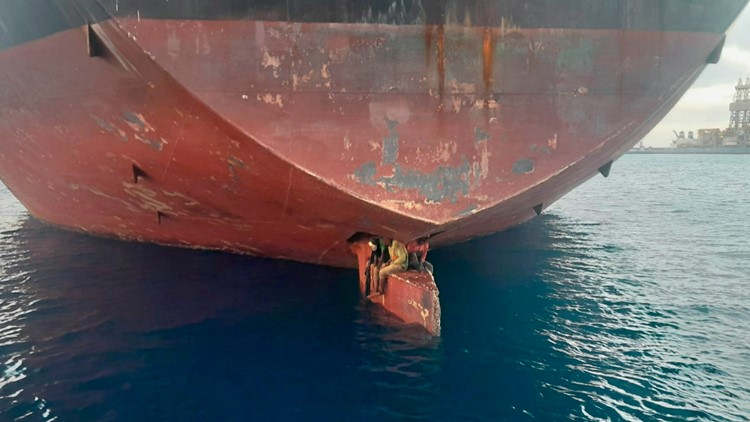 Penumpang gelap Nigeria ditemukan bepergian dengan kemudi kapal