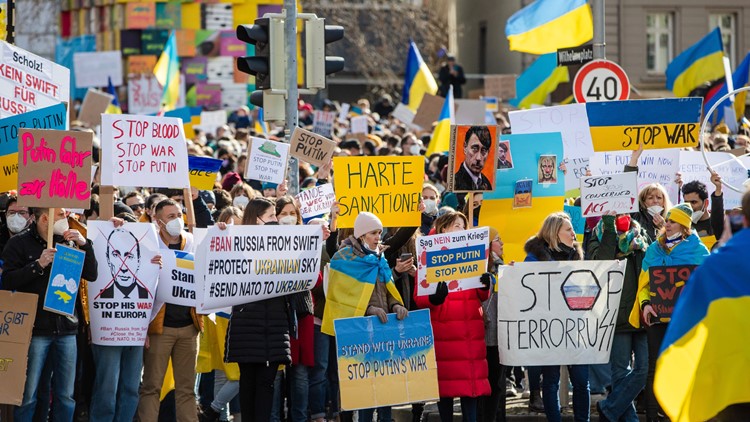 In major shift, Germany will send weapons to Ukraine