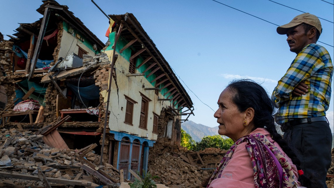 Nepal villagers cremate loved ones who died in strong earthquake