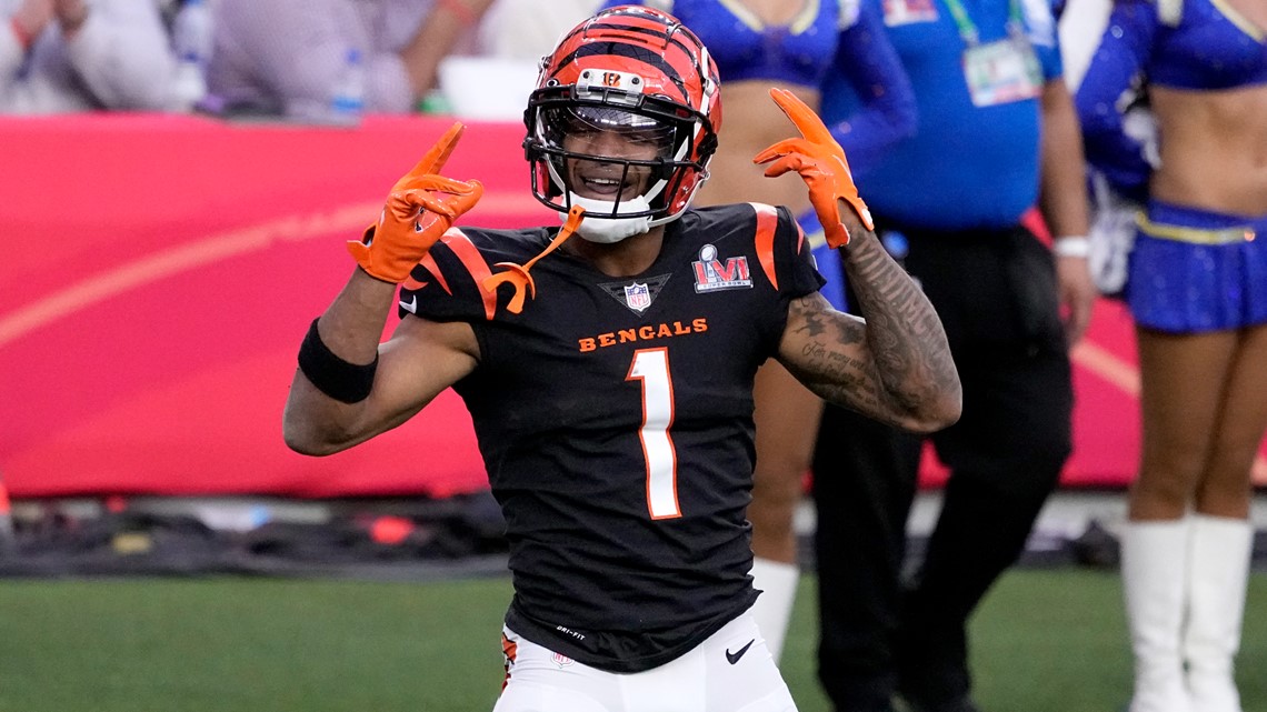 Los Angeles, United States. 13th Feb, 2022. Los Angeles Rams wide receiver  Cooper Kupp (10) catches a short pass for a touchdown over Cincinnati  Bengals cornerback Eli Apple (20) during the fourth