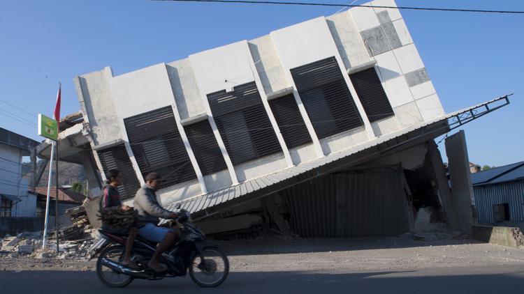 Thousands in Indonesia await aid after quake kills 68, overshadowing Independence Day
