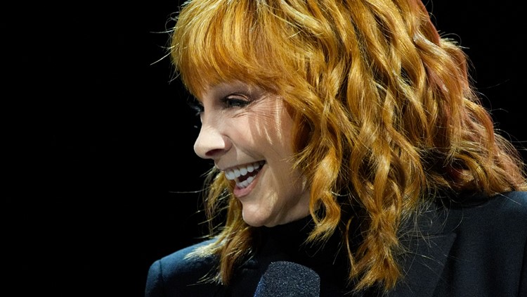 Reba McEntire performs the national anthem at the Super Bowl
