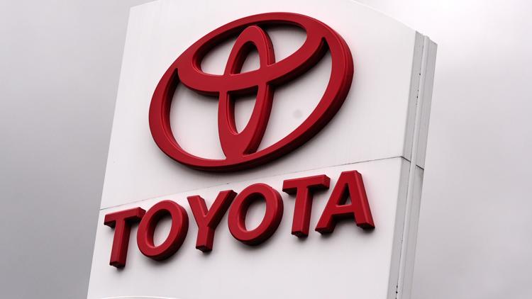Toyota recalls 655,000 Camrys over display error