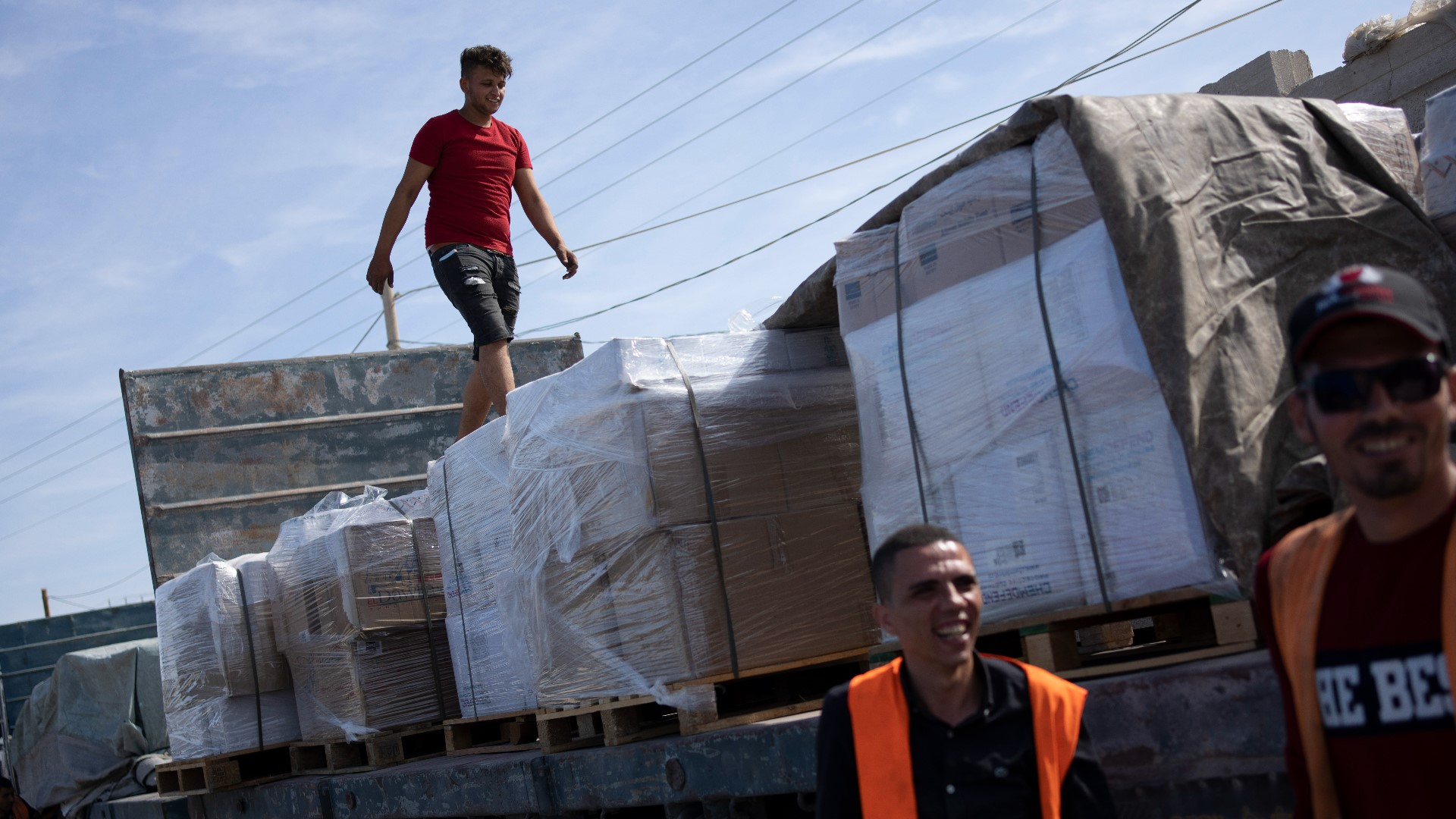 Humanitarian aid trickles into Gaza as Egypt's border opens | wnep.com