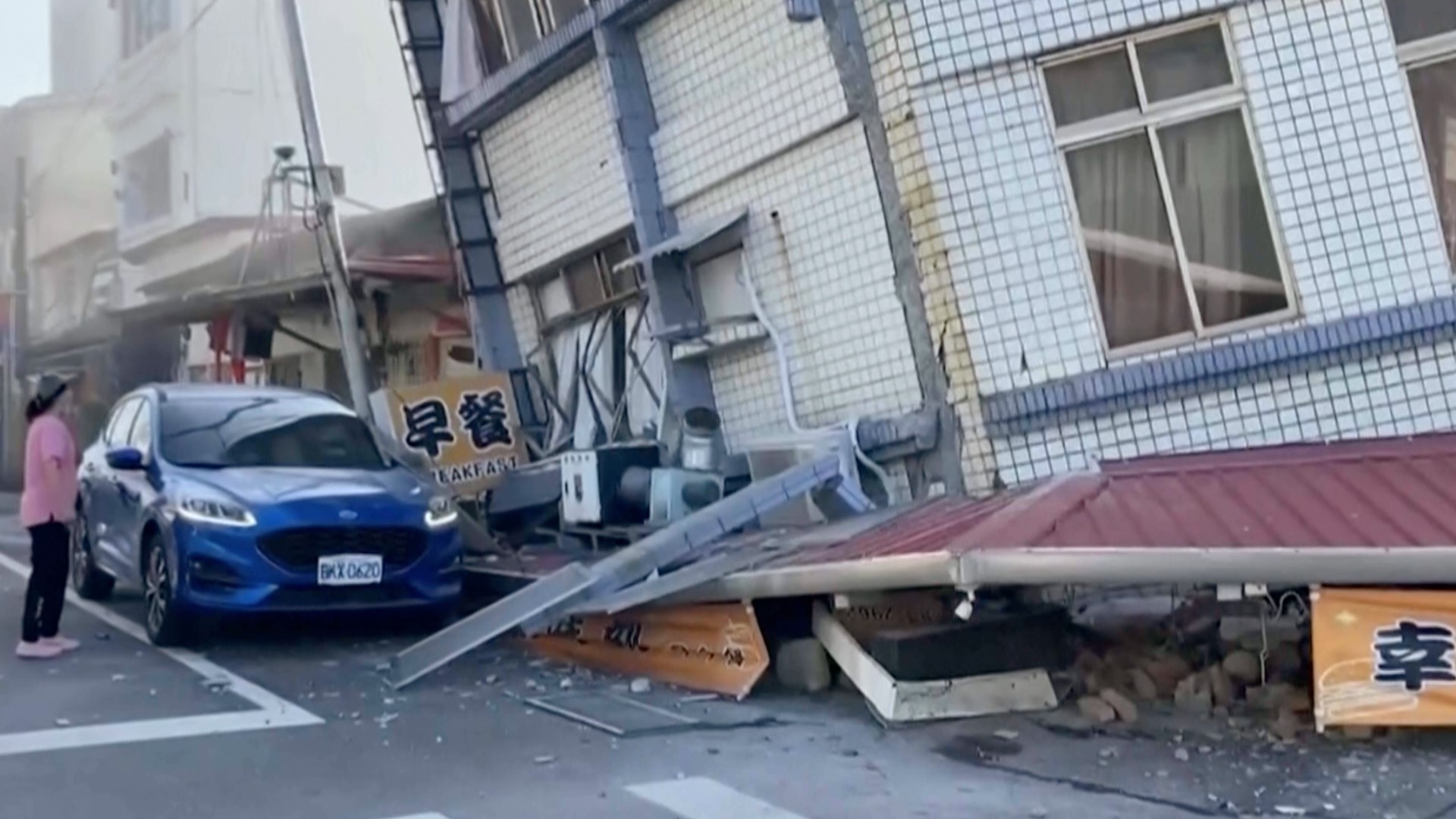 Strong earthquake rocks Taiwan, collapsing buildings | fox43.com