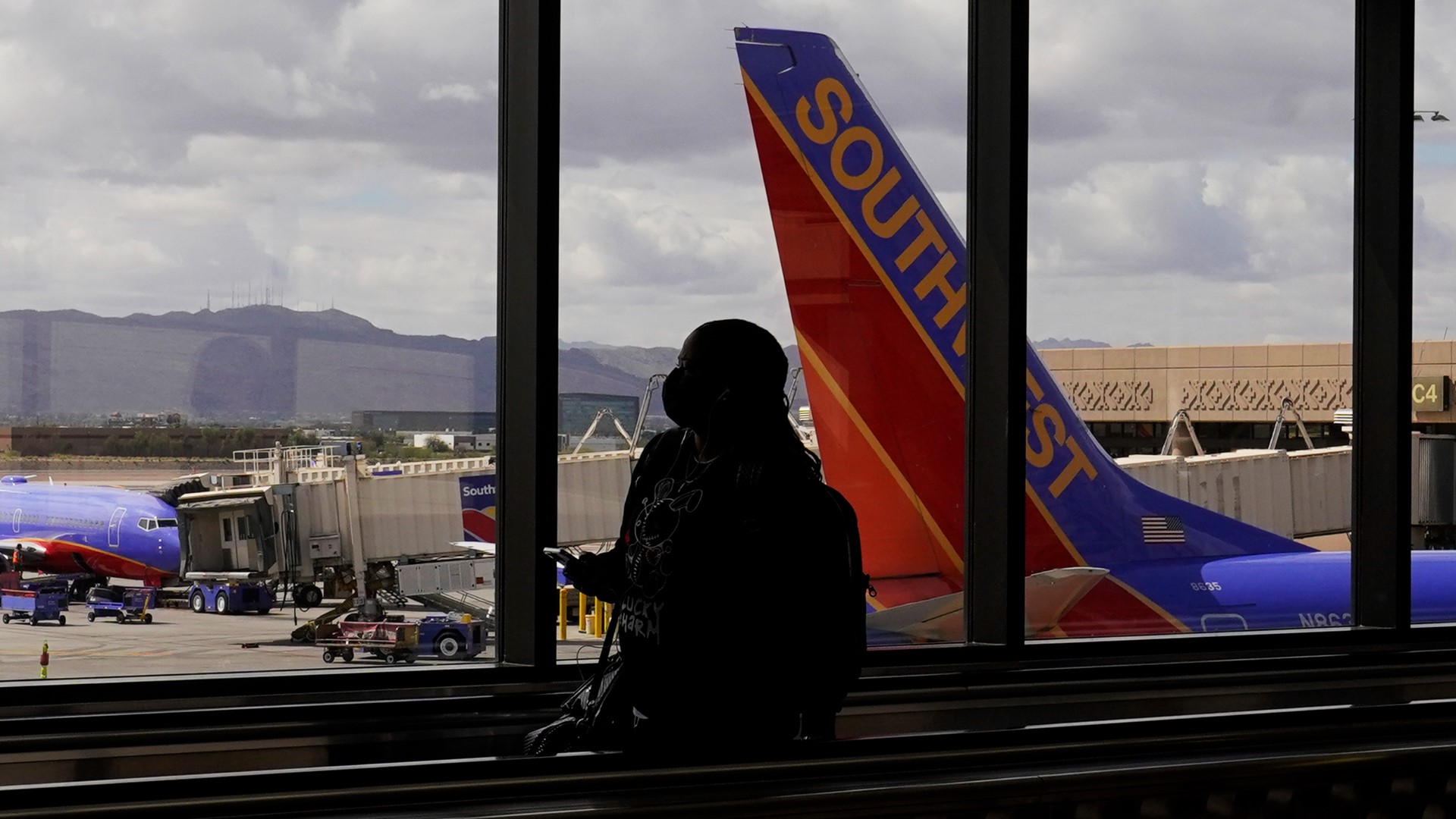 Southwest invests 2B in faster outlets, overhead bins