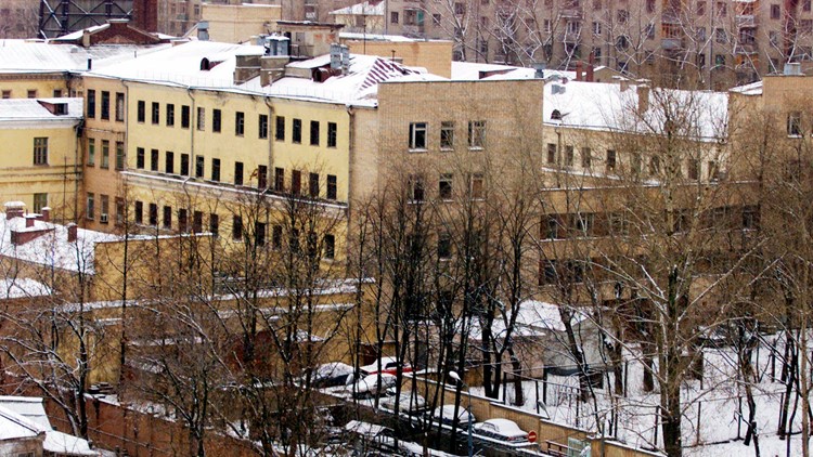 Lawyers meet with jailed American reporter in Moscow prison