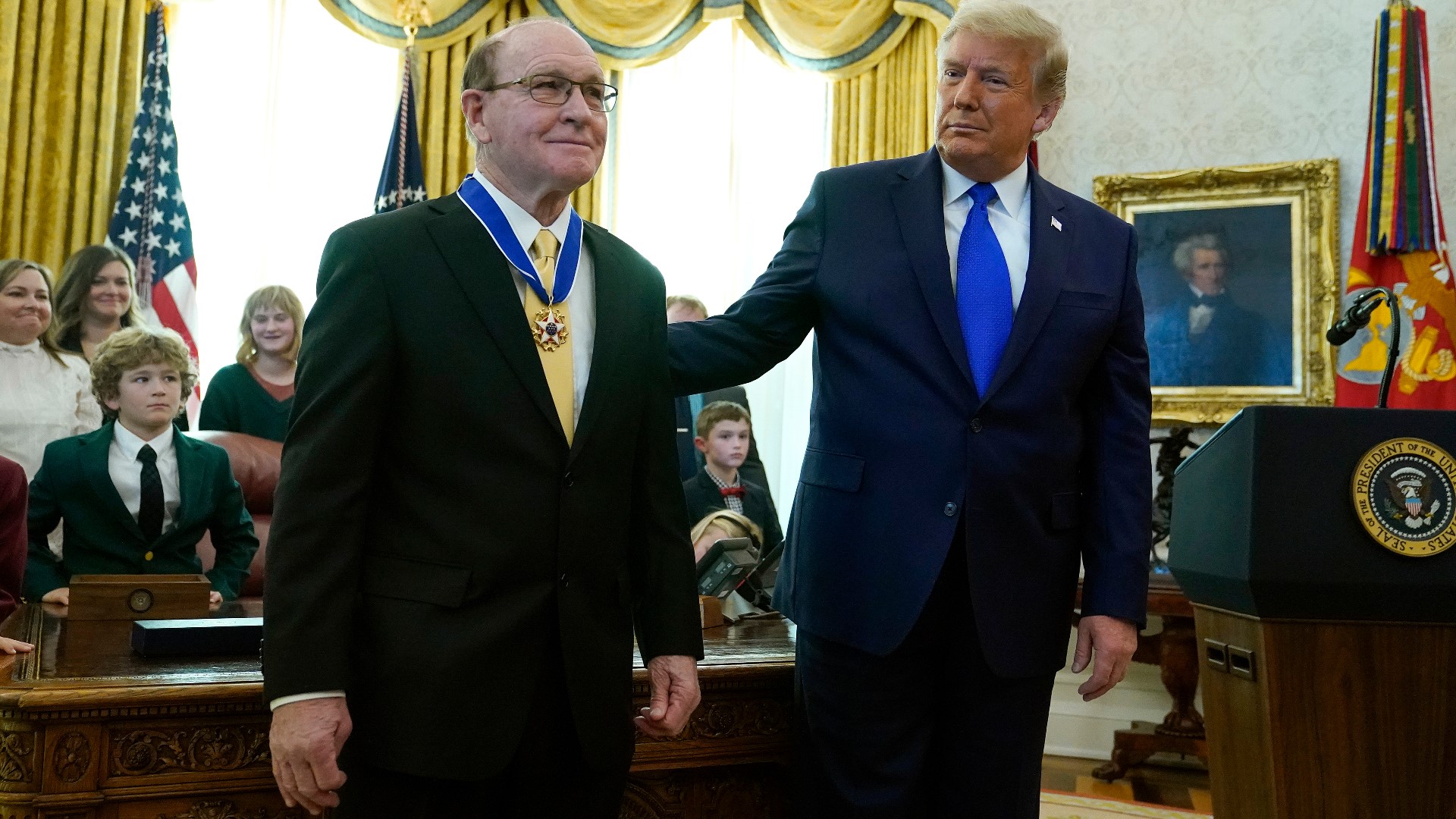 Dan Gable receives Presidential Medal of Freedom from Trump | wqad.com