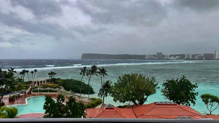 Warga Guam bersiap menghadapi Topan Mawar yang dahsyat