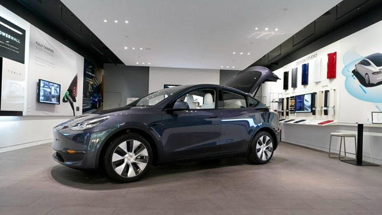 US probes Tesla Autopilot, steering wheels that can come off