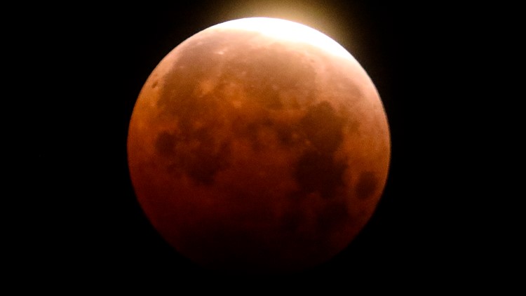 Gerhana bulan total Blood Moon Mei 2022: Bagaimana cara menontonnya