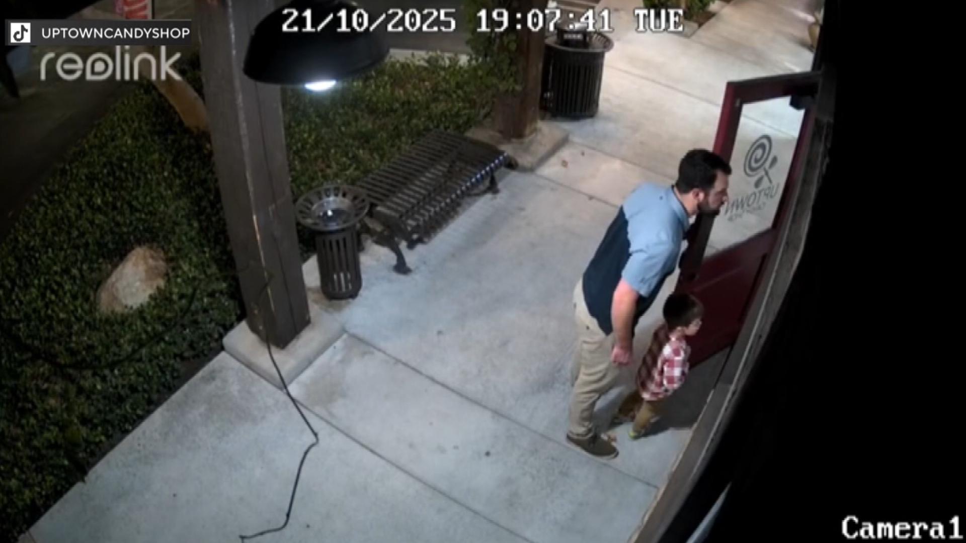 Father, son protect unlocked candy shop in viral moment caught on(02)