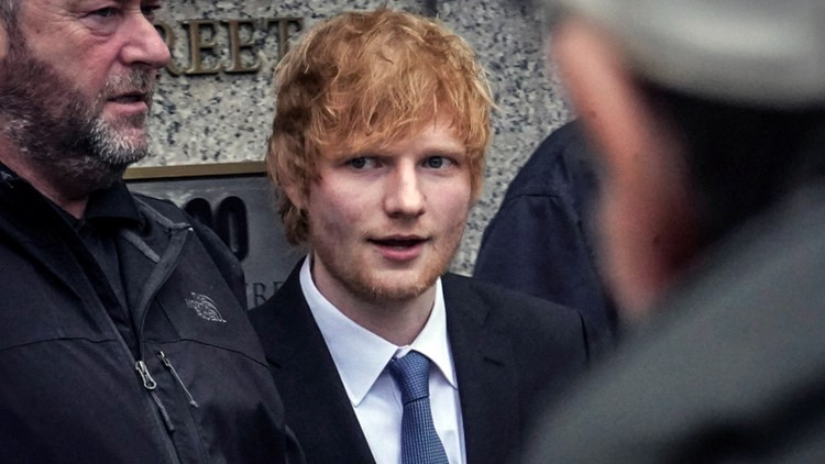 Ed Sheeran memainkan gitar untuk juri dalam kasus hak cipta