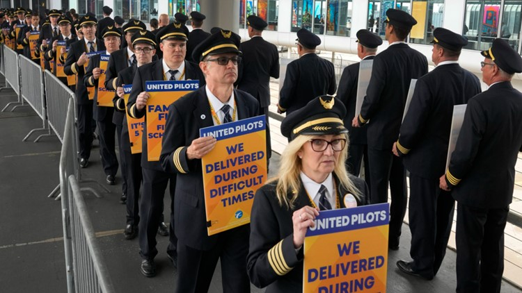 Piket pilot United Airlines untuk gaji lebih tinggi