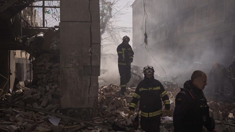 Ukrainians defy deadline to surrender in Mariupol or die