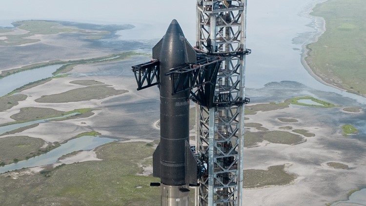 SpaceX takes second shot at launching biggest rocket