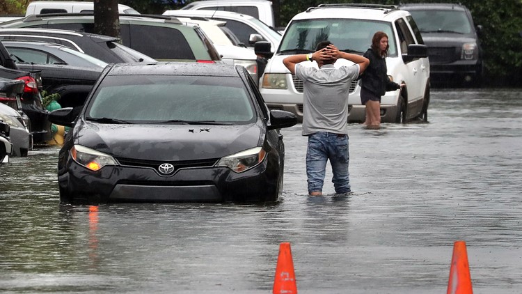 Banjir melanda Miami, Florida, saat Badai Tropis Alex terbentuk