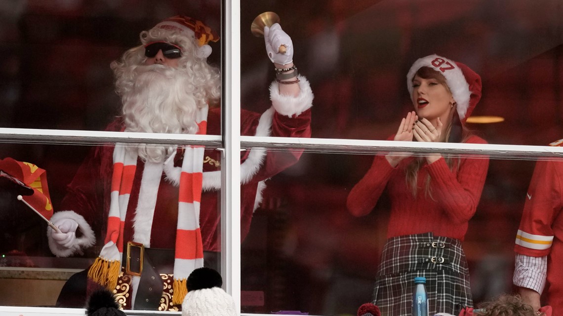 Taylor Swift Celebrates Christmas Day At Chiefs-Raiders Game ...