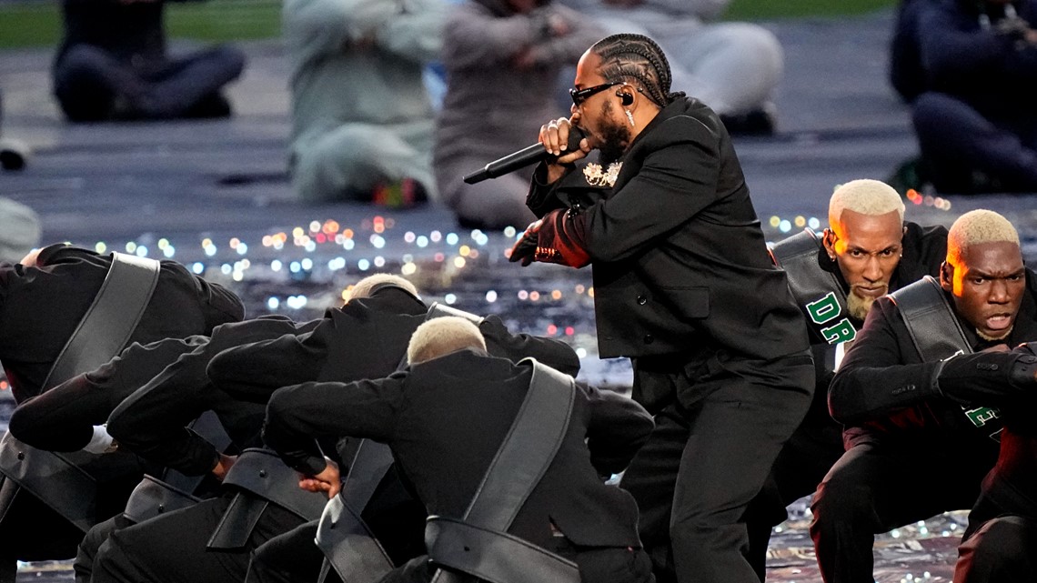 Video Eminem takes knee during Super Bowl halftime show - ABC News