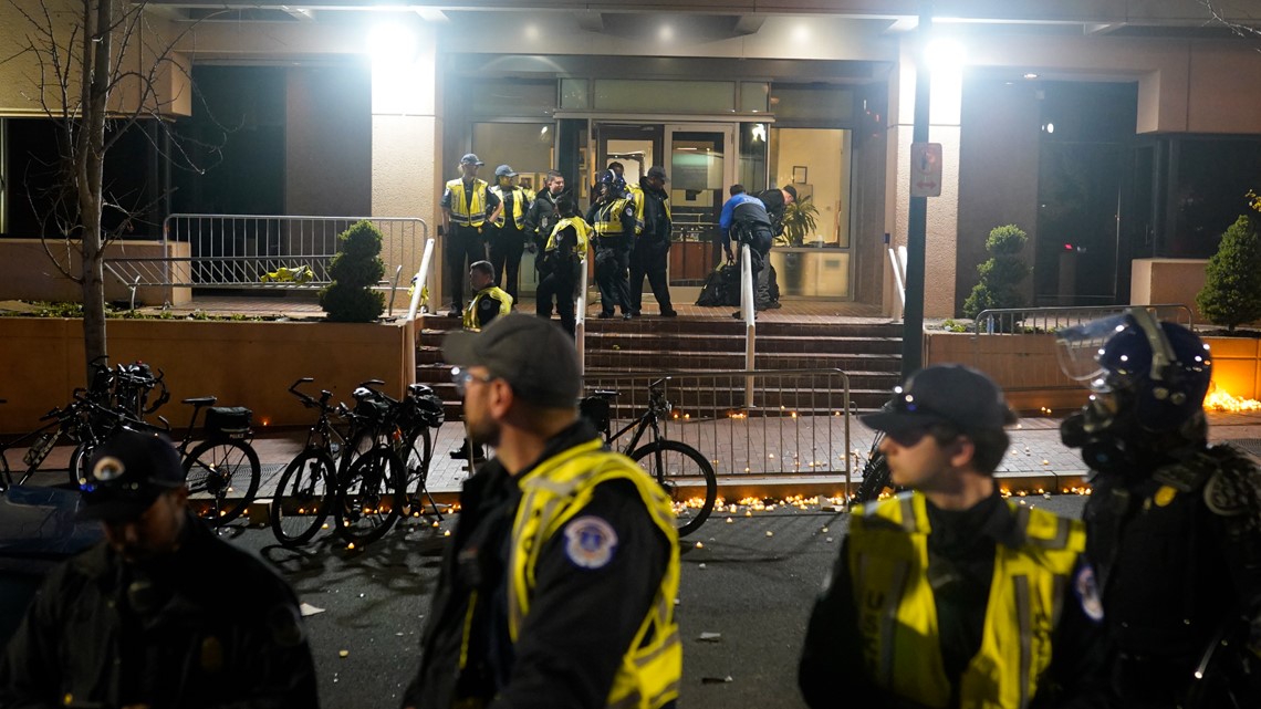 Israel-Hamas war protesters clash with police in DC - Vimarsana News