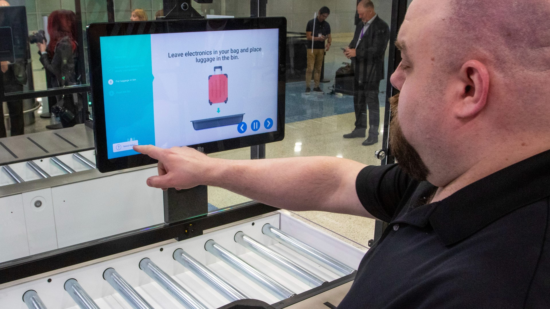 TSA unveils passenger self-screening lanes at Vegas airport | fox43.com