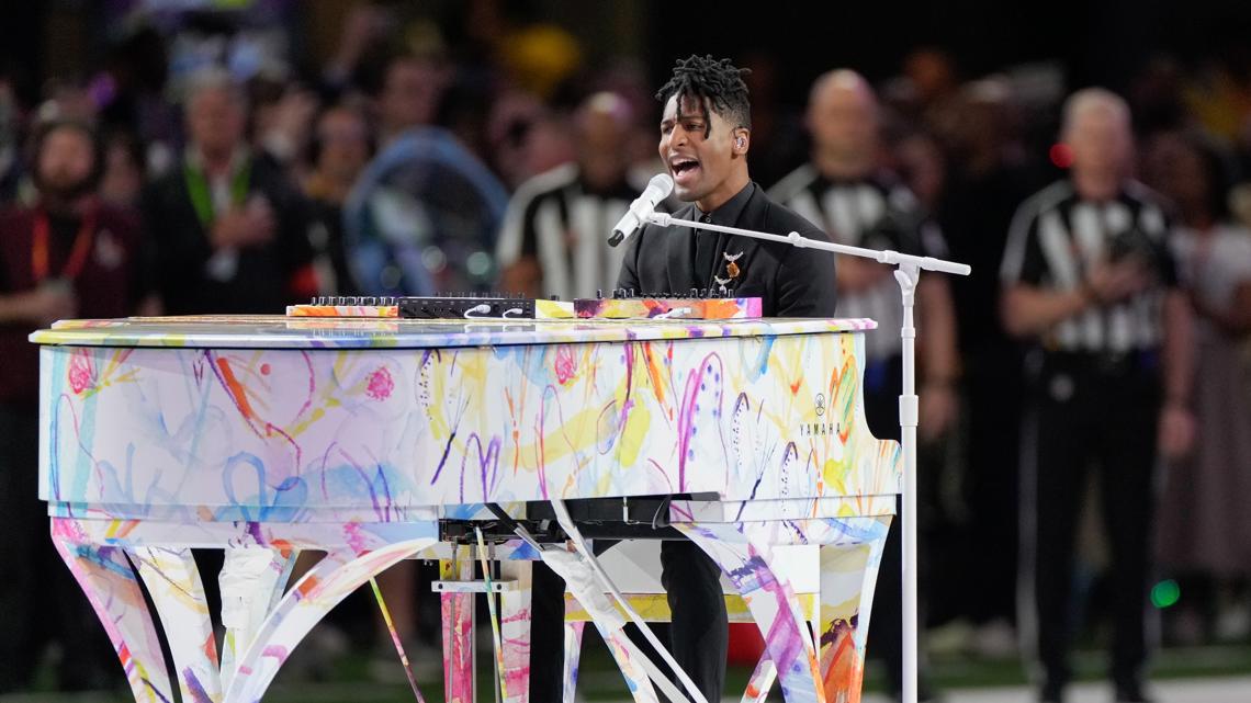  Who sang the national anthem at the Super Bowl? 