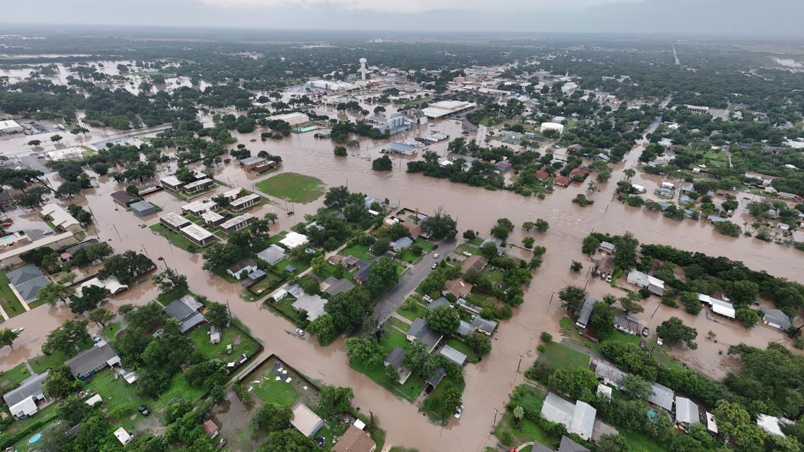 WATCH: Texas helicopter crew rescues a girl, her family and 2 dogs from Uvalde floodwaters