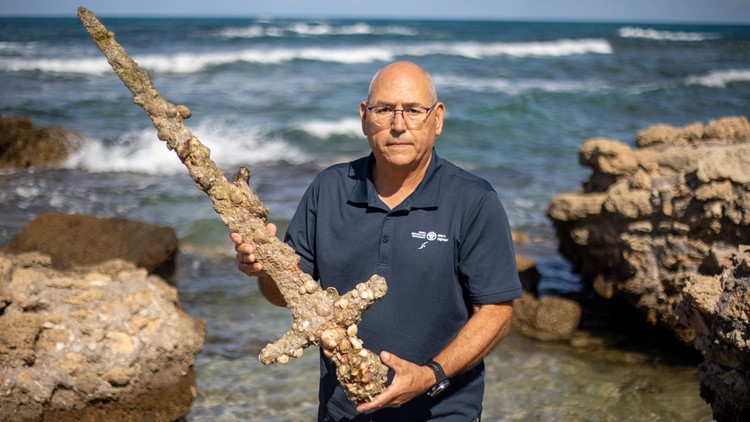 Israeli scuba diver finds ancient Crusader sword Israeli scuba diver finds ancient Crusader sword