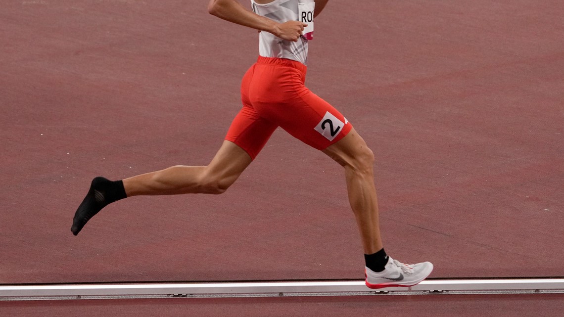 Olimpiada w Tokio: Polak traci buty i biegnie dalej na 1500m