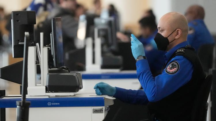 As another shutdown impacts travelers, some see privatizing TSA screening as a solution